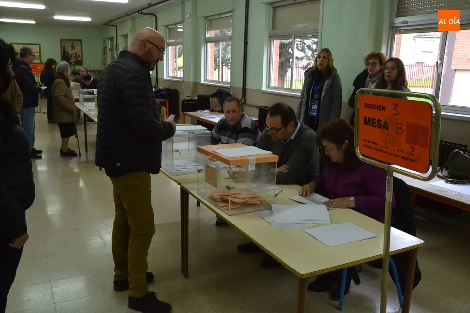 Foto 3 - PP y PSOE animan en el tranquilo arranque de la nueva jornada electoral a acudir a votar  