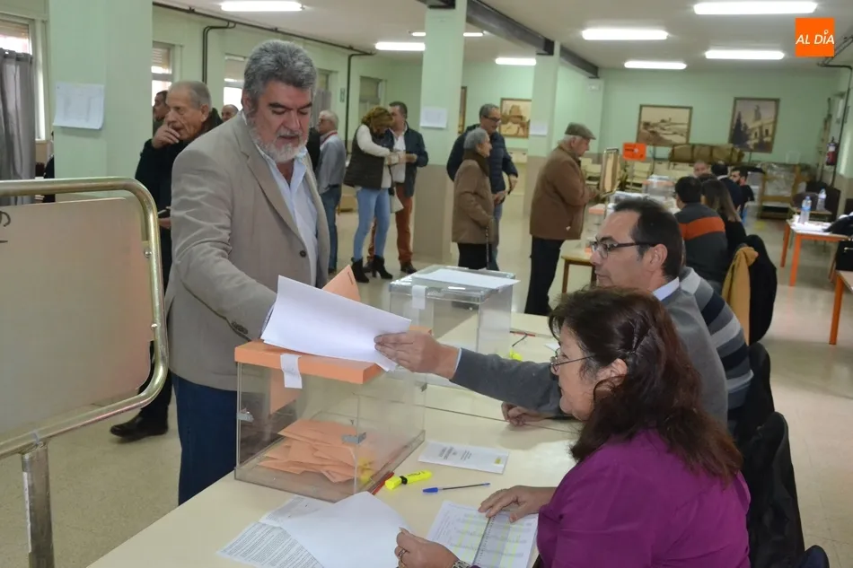 Foto 4 - PP y PSOE animan en el tranquilo arranque de la nueva jornada electoral a acudir a votar  