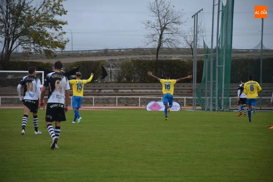 Los jugadores del Real Unión celebran un gol / Lydia González