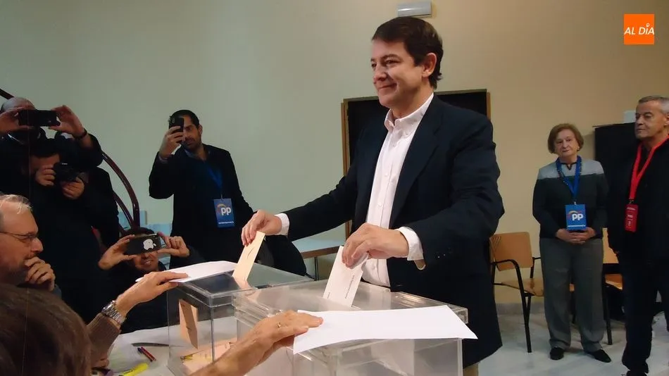 Fernández Mañueco ejerce su derecho al voto