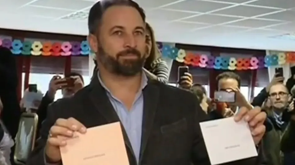 Santiago Abascal, presidente de Vox, en el momento de votar. Foto: EP