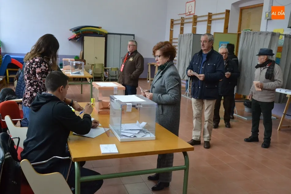 Foto 6 - Desciende la participaci&oacute;n en la ma&ntilde;ana electoral en 326 personas respecto a las Generales de...