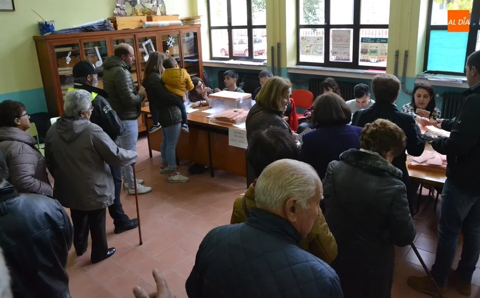Foto 2 - Desciende la participaci&oacute;n en la ma&ntilde;ana electoral en 326 personas respecto a las Generales de...