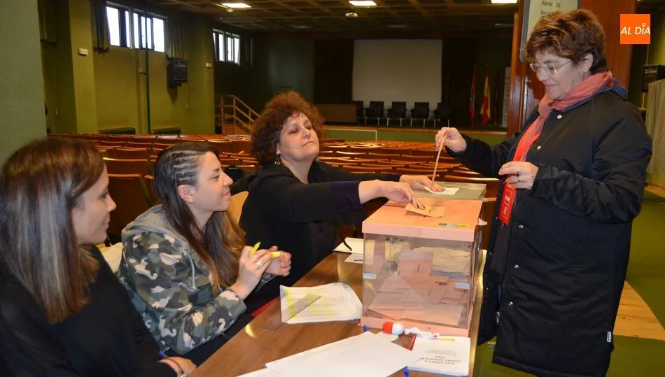 Los líderes locales de los principales partidos votan durante la mañana del domingo electoral