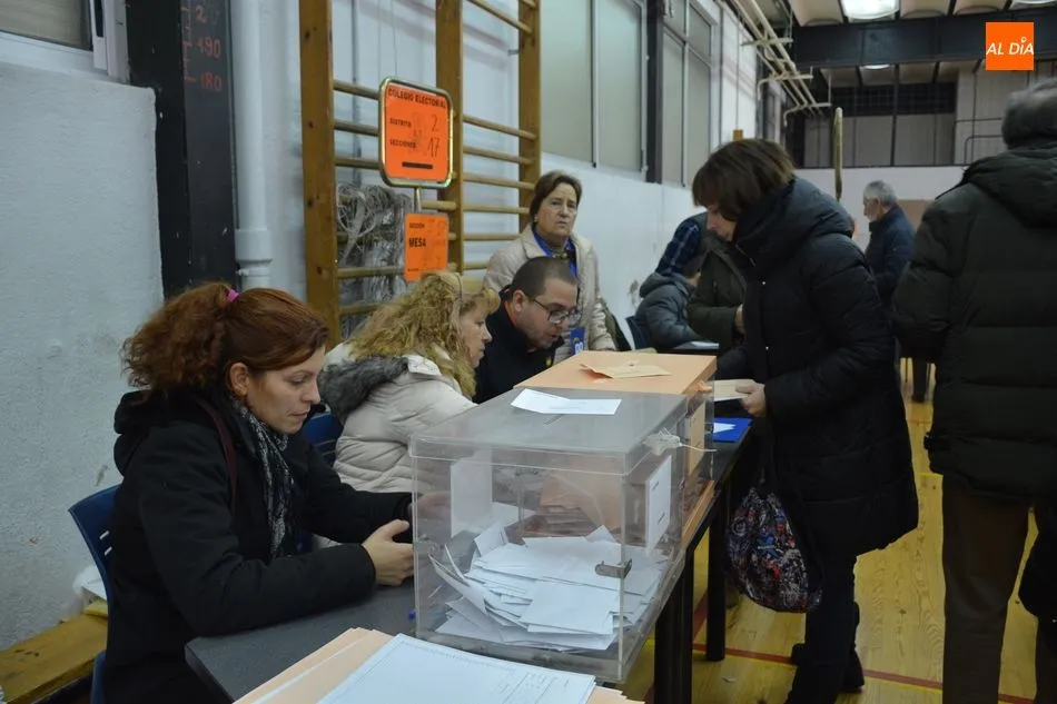 Foto 2 - Desciende en m&aacute;s de cuatro puntos la participaci&oacute;n en las elecciones en Salamanca hasta las 14...