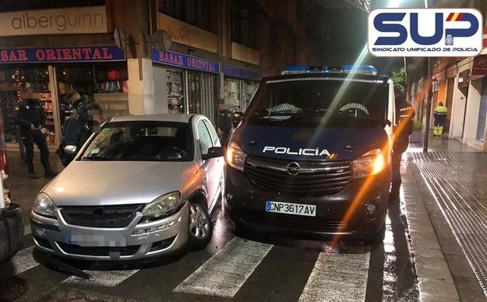 Heridos cinco agentes de la Comisaría de Santiago desplazados en Barcelona al chocar un coche...