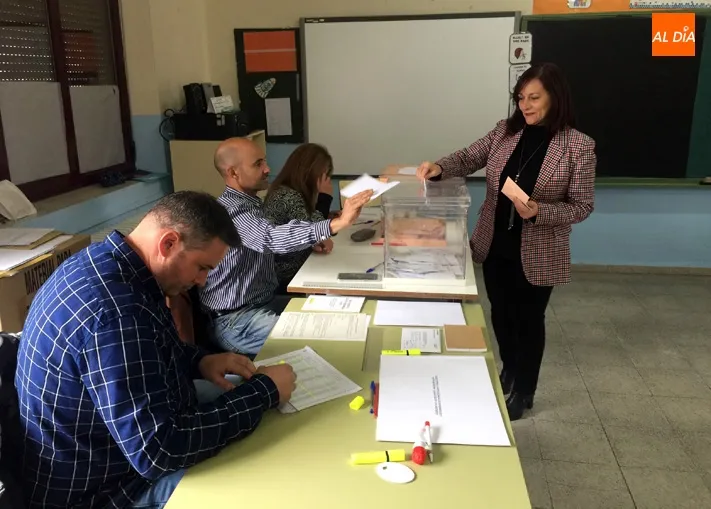Foto 3 - Normalidad en las ocho mesas electorales, registrando 377 votantes menos en la recta final del 10-N