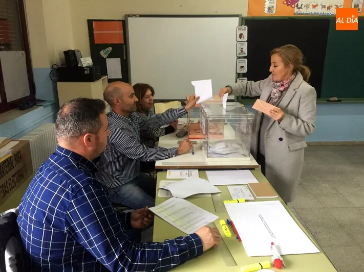 Foto 2 - Normalidad en las ocho mesas electorales, registrando 377 votantes menos en la recta final del 10-N