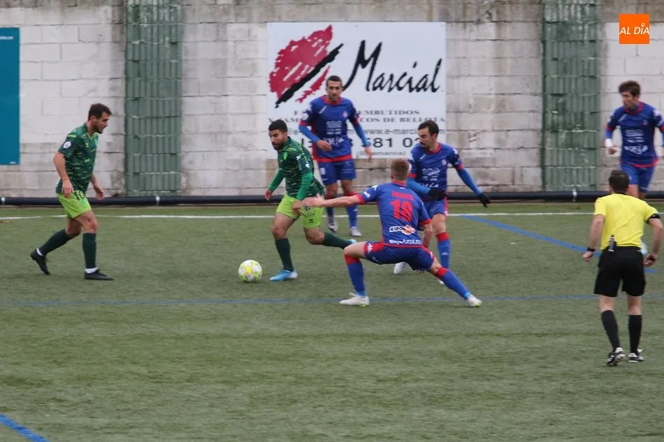 Foto 8 - El CD Guijuelo no levanta cabeza ante el Amorebieta y se hunde m&aacute;s en el descenso (0-1)