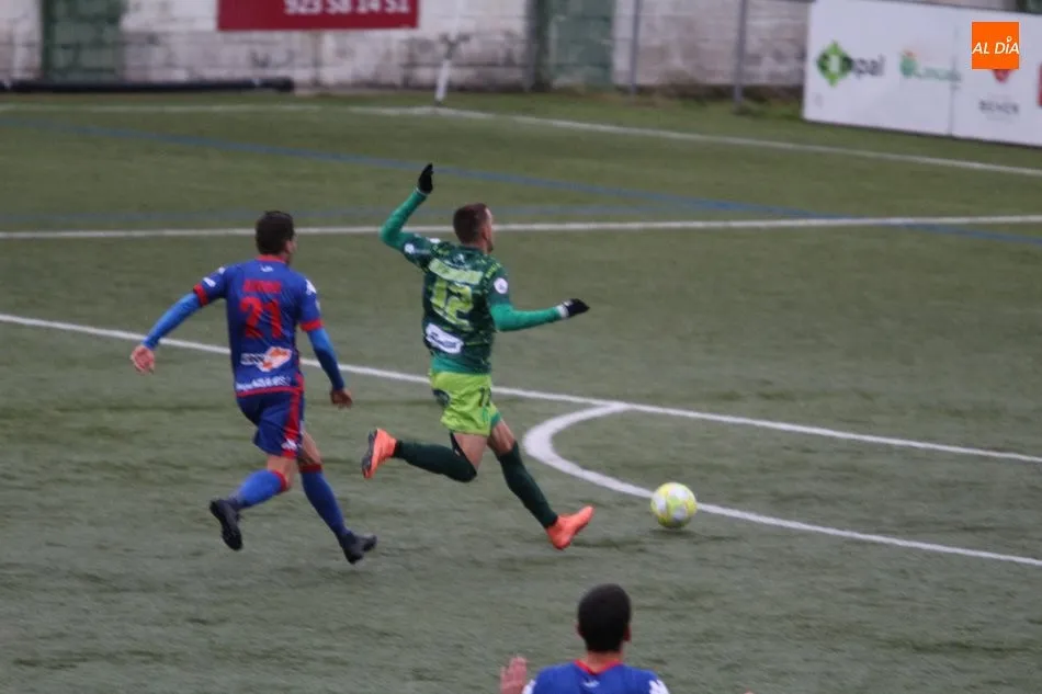Foto 6 - El CD Guijuelo no levanta cabeza ante el Amorebieta y se hunde m&aacute;s en el descenso (0-1)