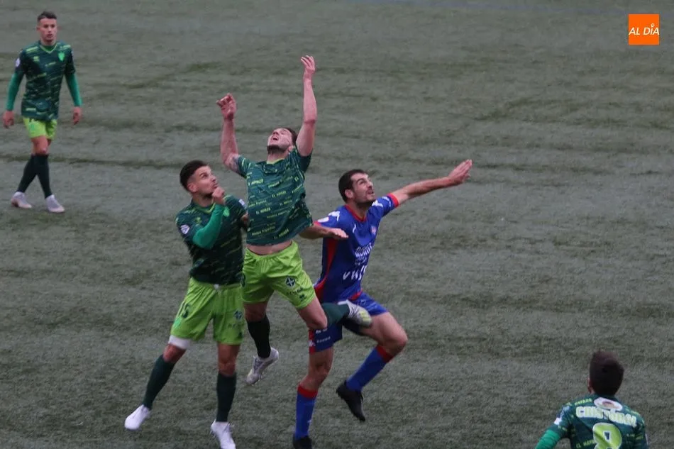 Foto 5 - El CD Guijuelo no levanta cabeza ante el Amorebieta y se hunde m&aacute;s en el descenso (0-1)