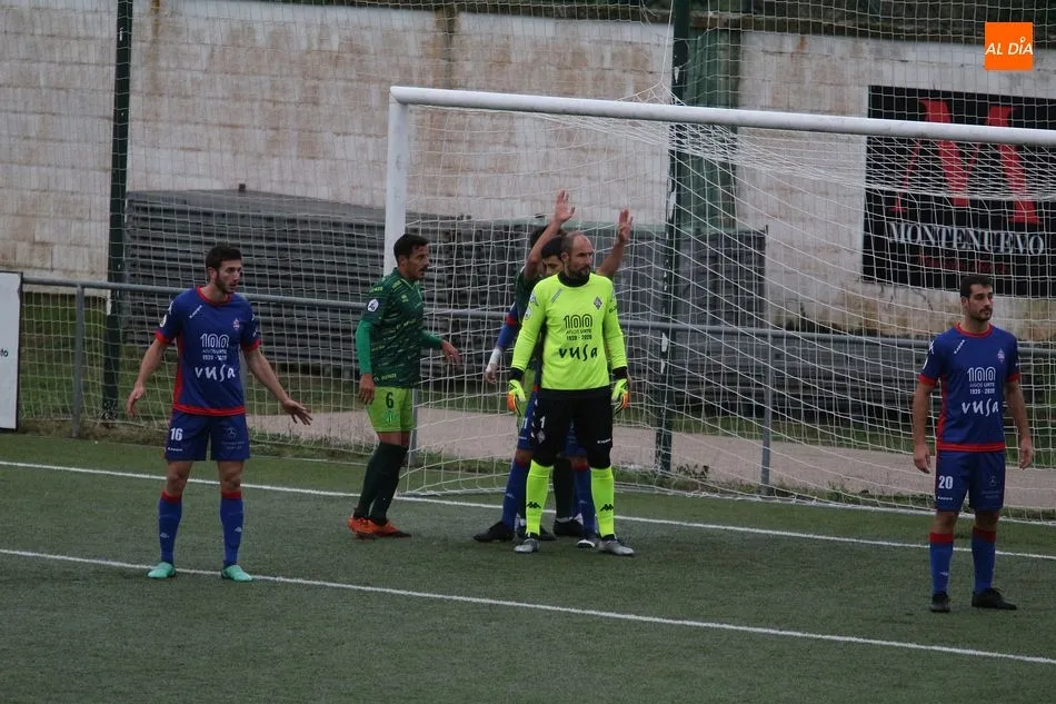 Foto 2 - El CD Guijuelo no levanta cabeza ante el Amorebieta y se hunde m&aacute;s en el descenso (0-1)