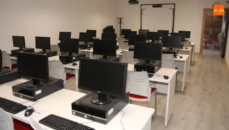 Aula de informática del Centro Polivalente San Nicolás, de Vitigudino / CORRAL
