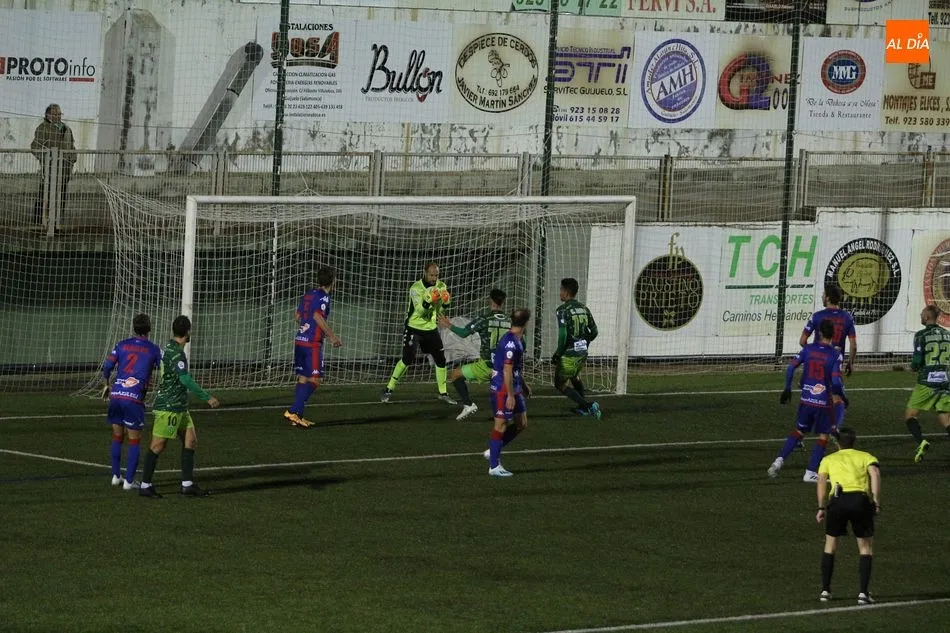 Foto 11 - El CD Guijuelo no levanta cabeza ante el Amorebieta y se hunde m&aacute;s en el descenso (0-1)