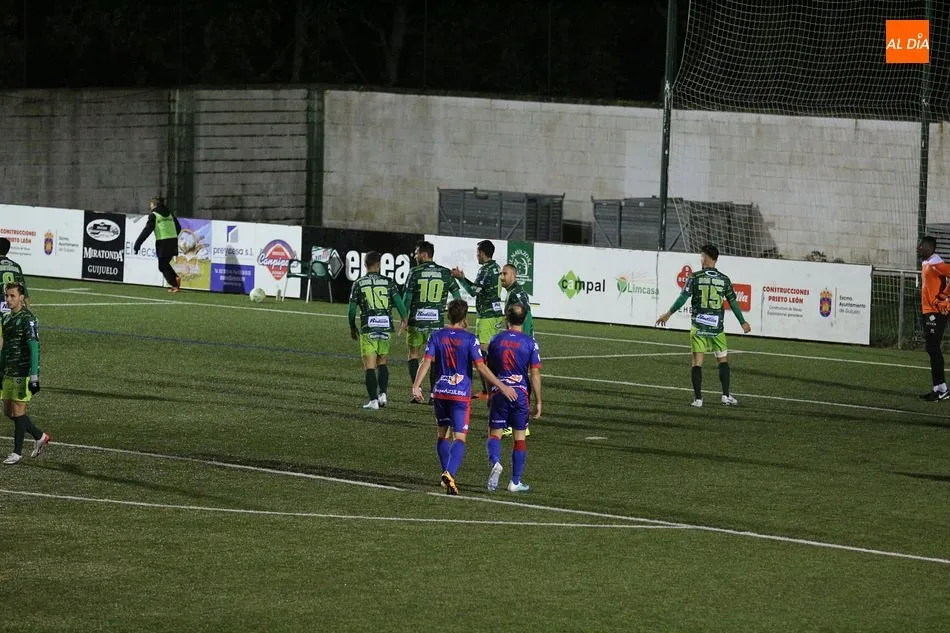 Foto 10 - El CD Guijuelo no levanta cabeza ante el Amorebieta y se hunde m&aacute;s en el descenso (0-1)