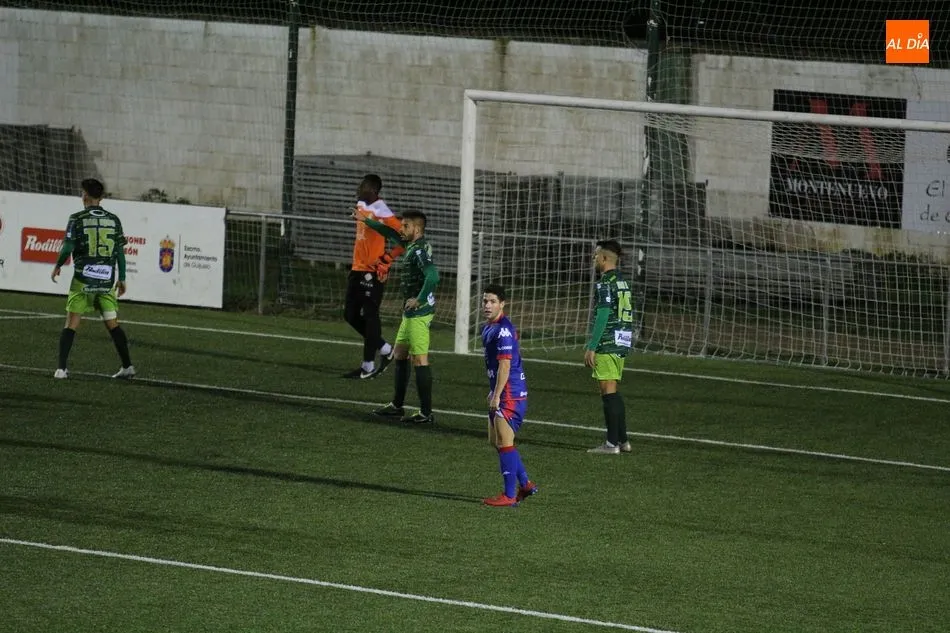 Foto 9 - El CD Guijuelo no levanta cabeza ante el Amorebieta y se hunde m&aacute;s en el descenso (0-1)