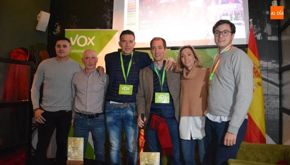 Víctor González, , en el centro, nuevo diputado de Vox por la provincia de Salamanca