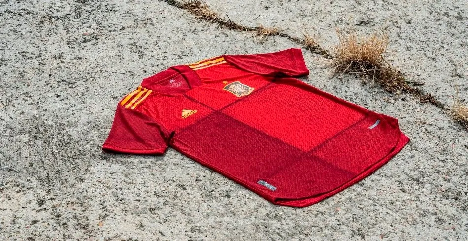 Foto 2 - Espa&ntilde;a presenta su innovadora equipaci&oacute;n para la Eurocopa 2020