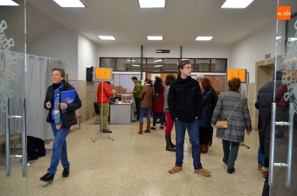 Votantes en un colegio electoral de Béjar