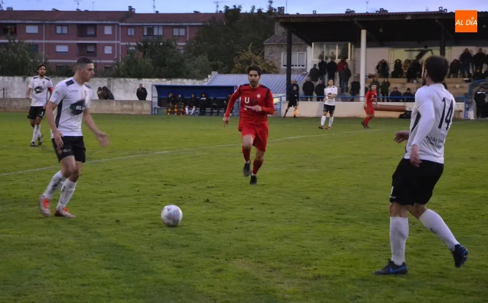 Foto 10 - El Senior del Ciudad Rodrigo incumple todos los pron&oacute;sticos ante el colista  