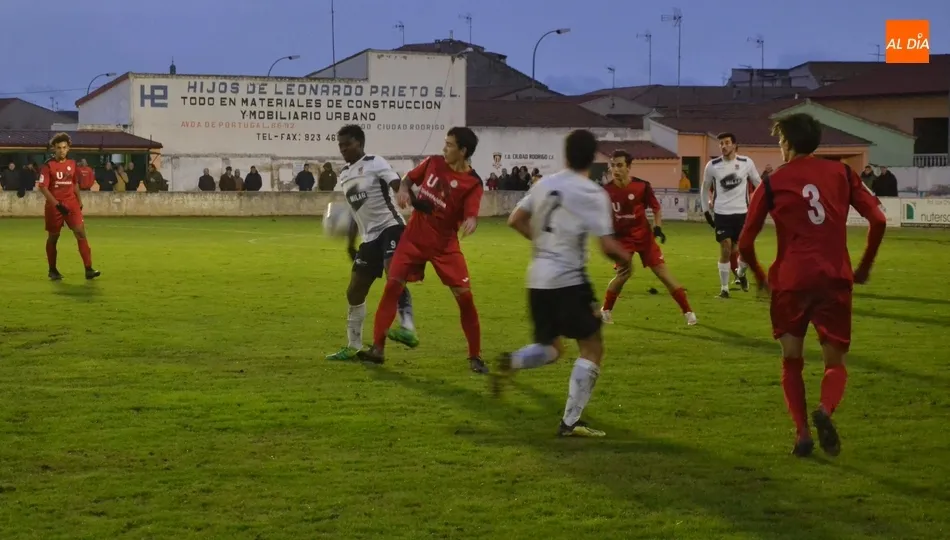 Foto 8 - El Senior del Ciudad Rodrigo incumple todos los pron&oacute;sticos ante el colista  