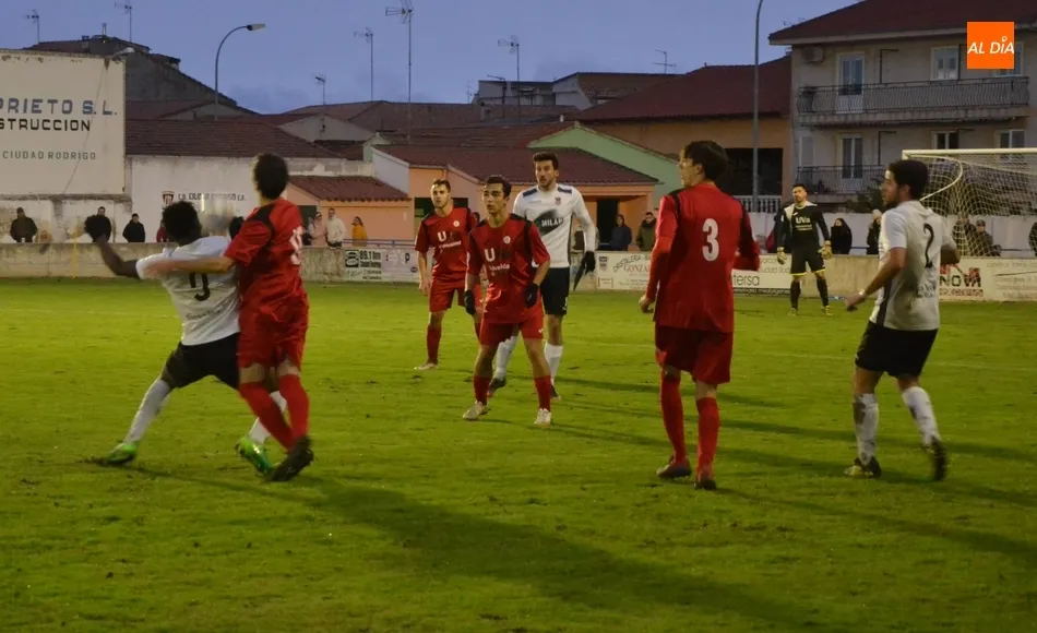 Foto 7 - El Senior del Ciudad Rodrigo incumple todos los pron&oacute;sticos ante el colista  