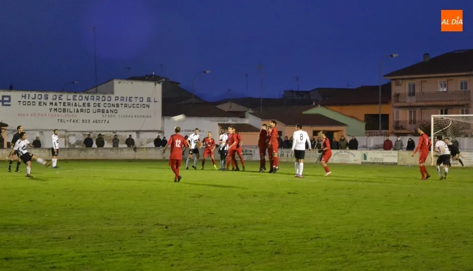 Foto 6 - El Senior del Ciudad Rodrigo incumple todos los pron&oacute;sticos ante el colista  
