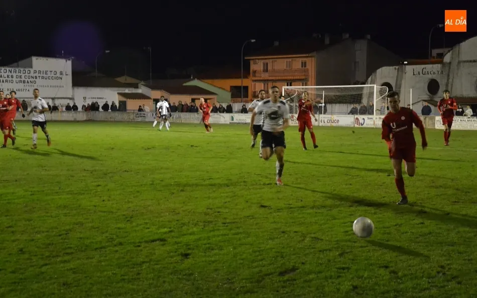 Foto 3 - El Senior del Ciudad Rodrigo incumple todos los pron&oacute;sticos ante el colista  