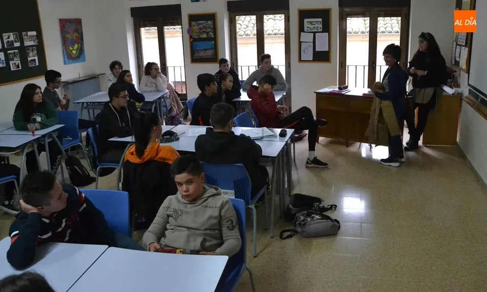 Foto 5 - ARCIU imparte charlas de sensibilizaci&oacute;n a los alumnos de Misioneras-Santa Teresa  
