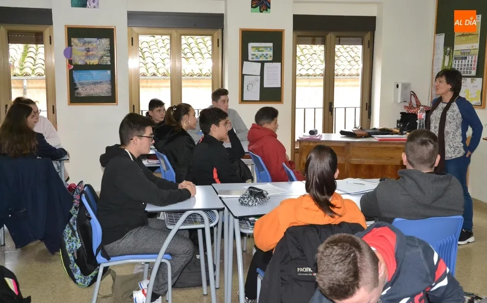 Foto 3 - ARCIU imparte charlas de sensibilizaci&oacute;n a los alumnos de Misioneras-Santa Teresa  
