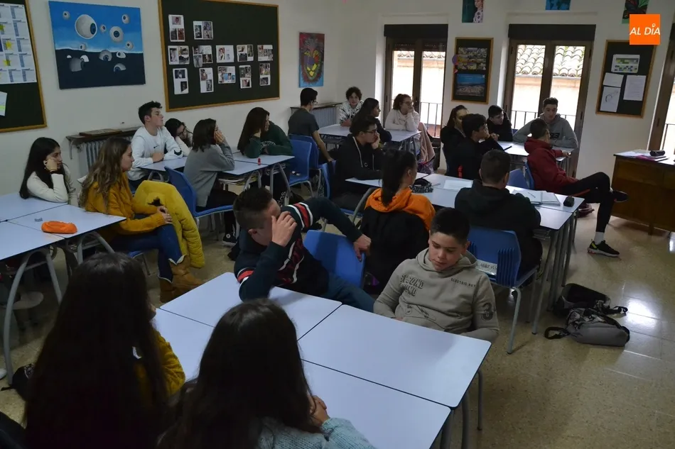 Foto 4 - ARCIU imparte charlas de sensibilizaci&oacute;n a los alumnos de Misioneras-Santa Teresa  