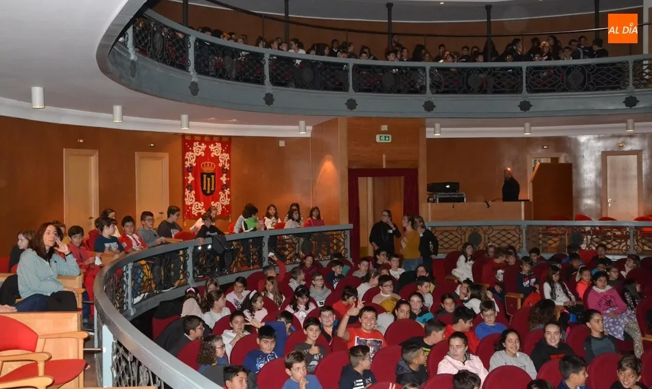Foto 2 - Alumnos de Primaria abren las sesiones para escolares del FICEE 2019  