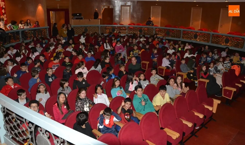 Foto 3 - Alumnos de Primaria abren las sesiones para escolares del FICEE 2019  