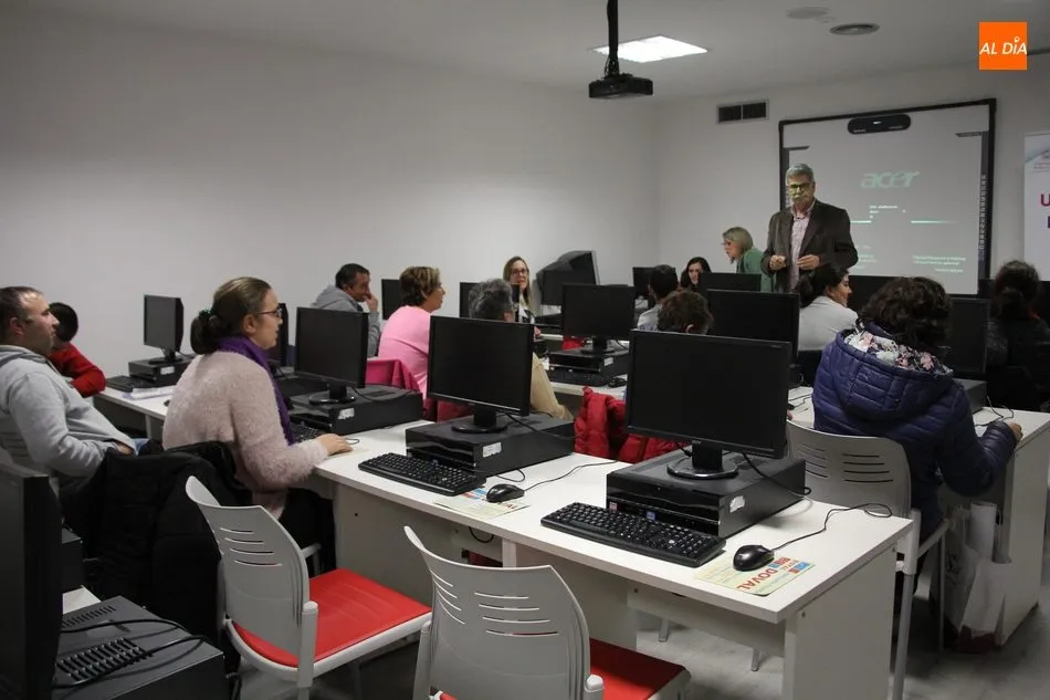 Foto 3 - Usal y Diputaci&oacute;n facilitan la formaci&oacute;n acad&eacute;mica a 15 personas con discapacidad de la comarca...