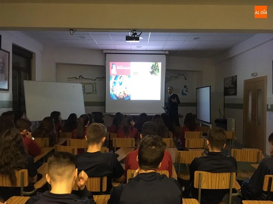 Foto 3 - Los alumnos de 4&ordm; de la ESO conocen la ciencia de los cuentos