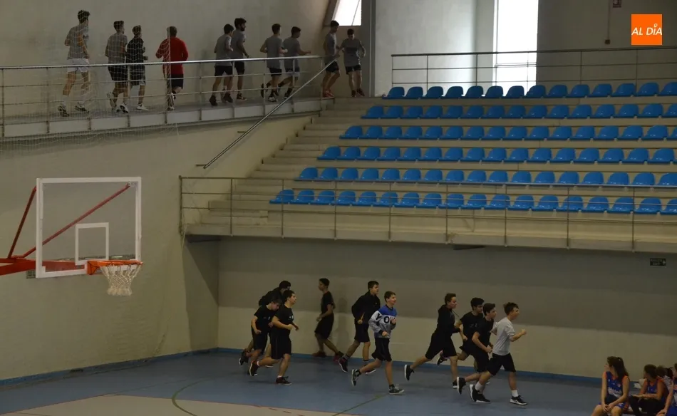 ))) El 3º Día [11 NOV] Aquellos chavales que quisieron entrar a un partido de basket con una...