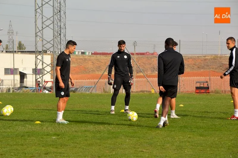 Rondo de los jugadores del Salamanca UDS durante un entrenamiento / Archivo