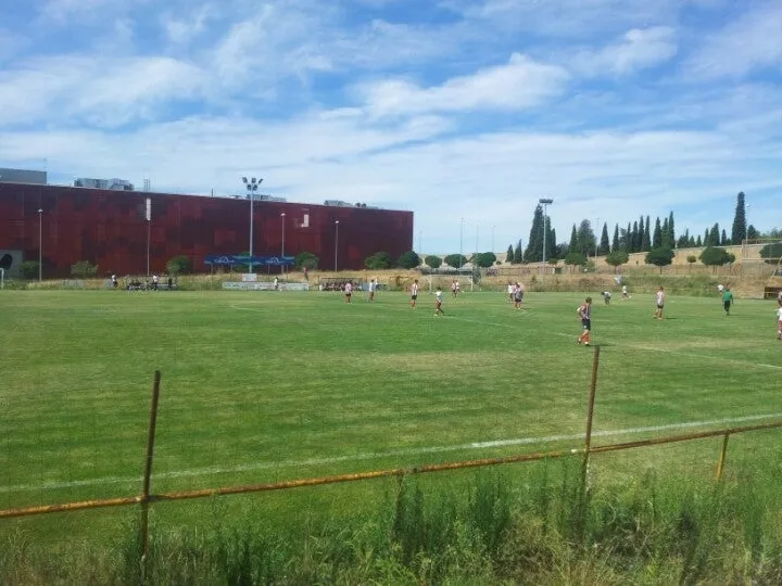 Disputa de un encuentro en el campo de fútbol La Salud