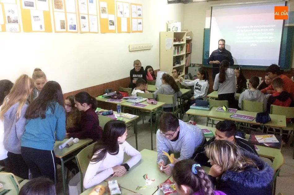 Foto 6 - Alumnos del IES Leonardo Da Vinci participan en un taller municipal sobre gesti&oacute;n de residuos...