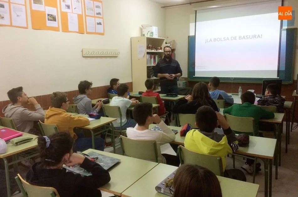 Foto 5 - Alumnos del IES Leonardo Da Vinci participan en un taller municipal sobre gesti&oacute;n de residuos...