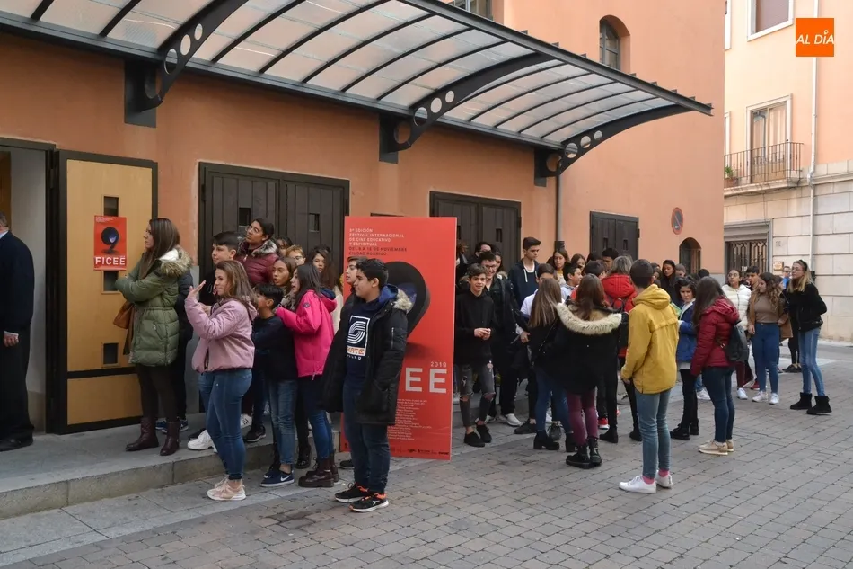 Foto 10 - El FICEE recibe a alumnos de la ESO  