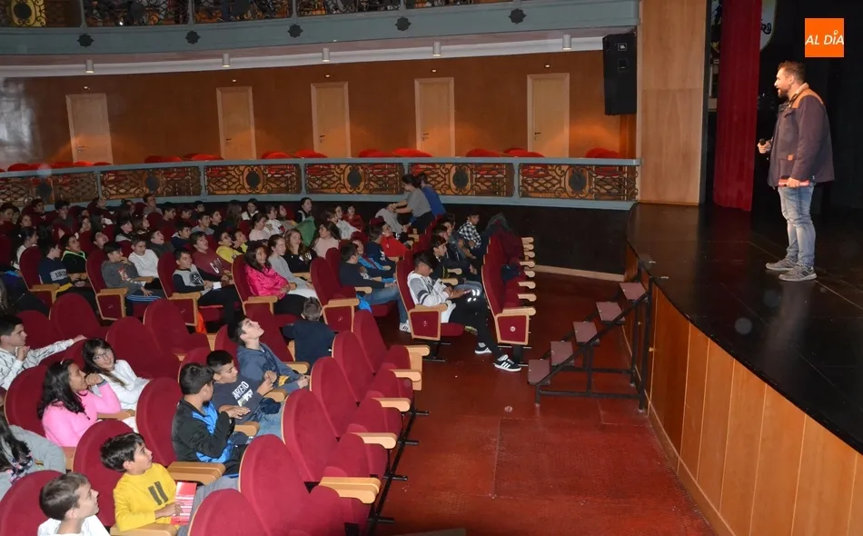 Foto 7 - El FICEE recibe a alumnos de la ESO  