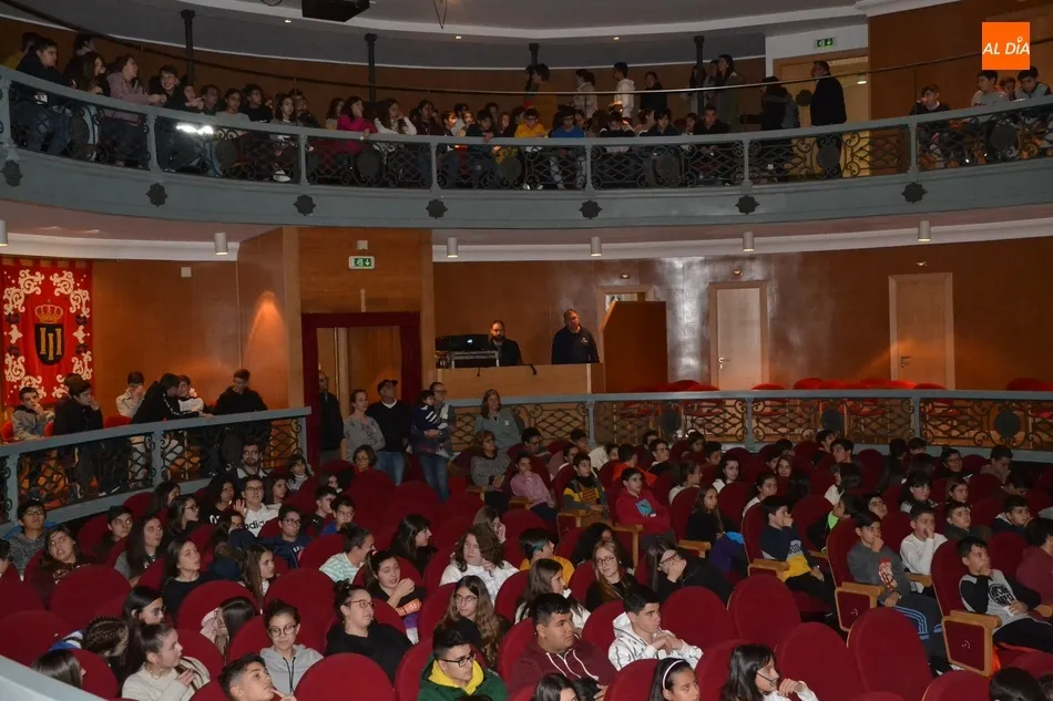 Foto 2 - El FICEE recibe a alumnos de la ESO  