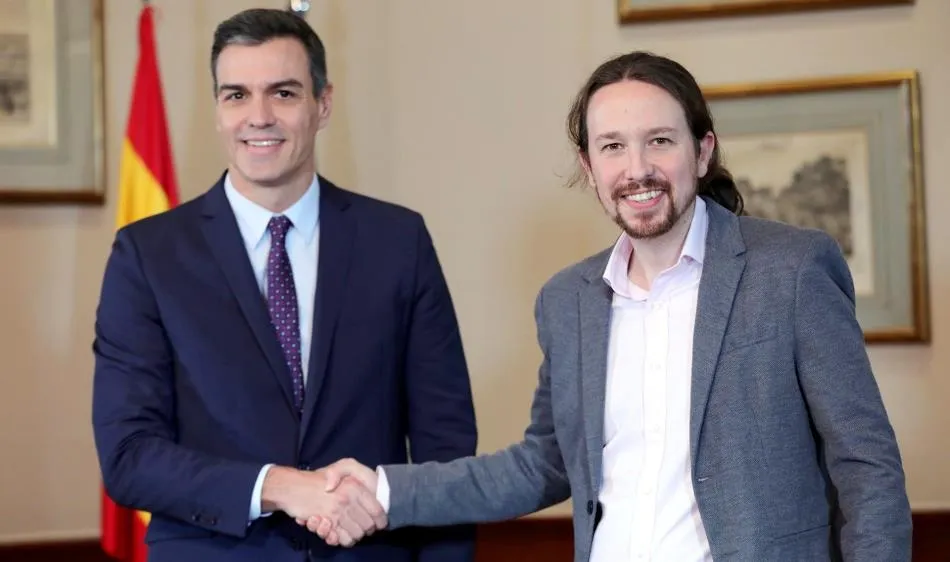 Sánchez e Iglesias, tras la firma del acuerdo. Foto Jesús Hellín (EP)