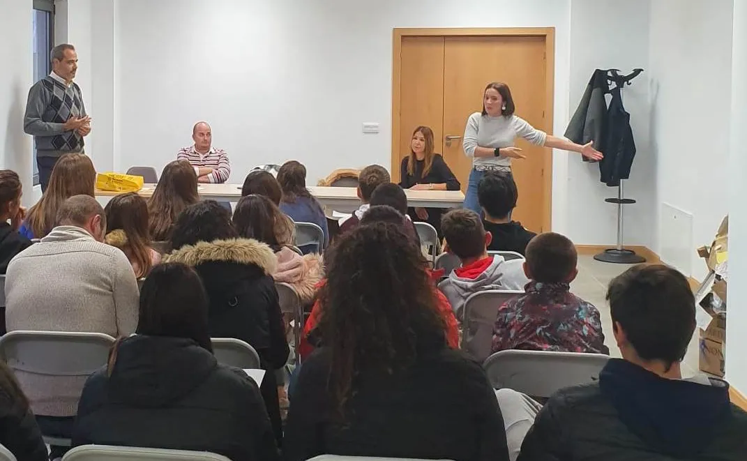 El Ayuntamiento de Castellanos de Moriscos se reúne con los jóvenes