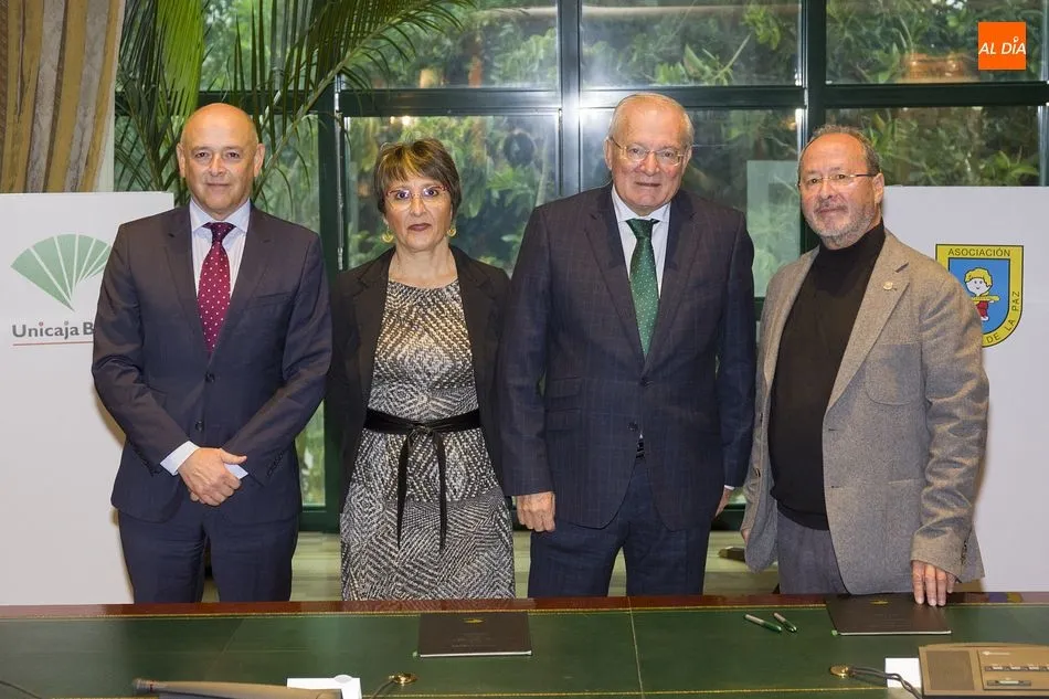 De izquierda a derecha, el Director de Relaciones  Institucionales  y  con Grupos de Interés y Sociales de Unicaja Banco,  Fernando  Ríos;  la  Gerente  de  Edad  Dorada-Mensajeros de la Paz Andalucía, Paqui Fuentes; Manuel Azuaga, y Julio Millán.