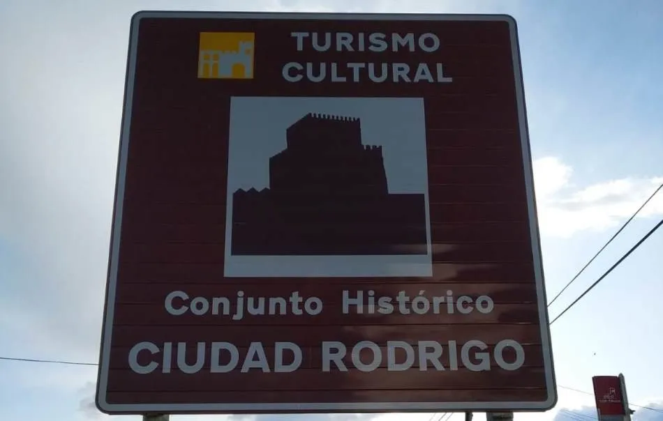 La Diputación coloca una nueva señal distintiva de Ciudad Rodrigo como Conjunto Histórico  