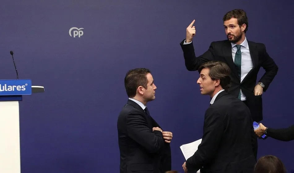 Pablo Casado se muestra enojado ante Pedro Sánchez