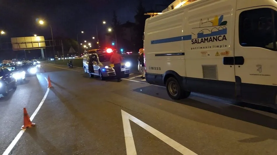 Foto 3 - Dos heridos leves en una colisi&oacute;n en la rotonda del Arrabal