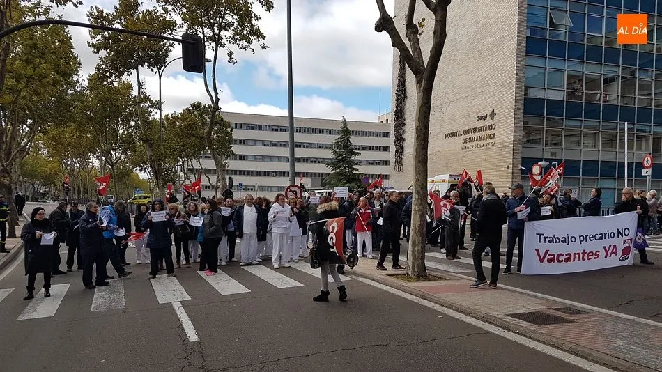 Foto 2 - Nueva protesta de los sindicatos ante el hospital Virgen de la Vega
